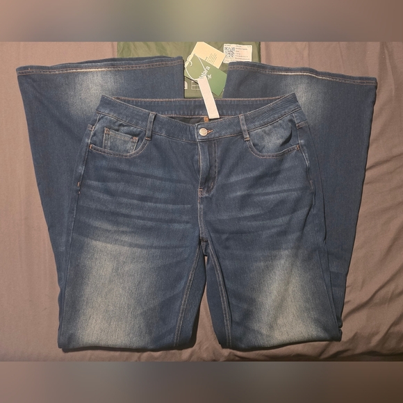 Halara - Low Rise Flared Jeans - Picture 3 of 5